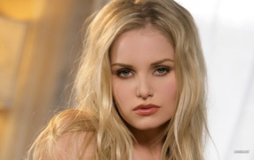 Портрет блондинки с зелеными глазами