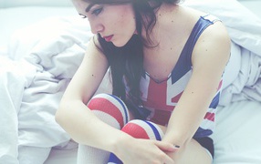 Девушка грустит на кровати