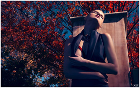 Фотография девушки на фоне осенних деревьев