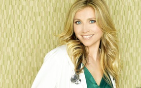 Актриса с красивой улыбкой