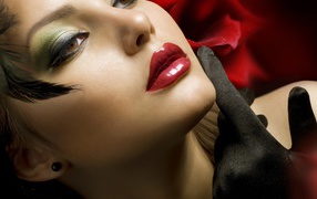 Брюнетка с сочными губами