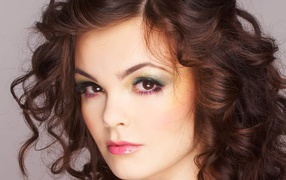 Брюнетка с розовыми губами