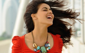 Девушка под сильным ветром