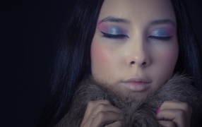 На девушке мягкий меховой воротник