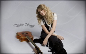 Тейлор с гитарой