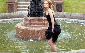 Брюнетка в фонтане