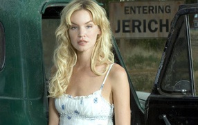 Актриса у старого автомобиля