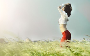 Брюнетка в красной юбке на природе