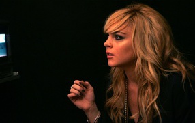 Блондинка смотрит телевизор