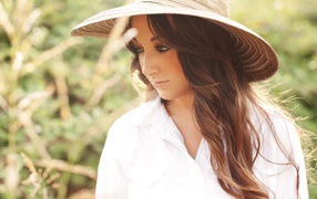 Брюнетка в широкополой шляпе
