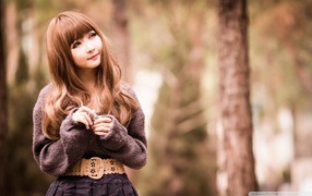 Девочка в свитере на природе