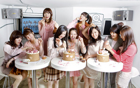 Japanese girls eating cake
