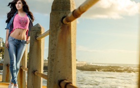 Модель в джинсах