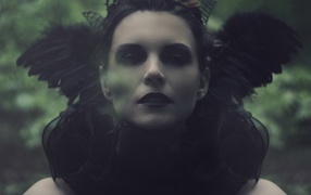 Модель с перьями