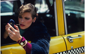 Фотография девушки в такси