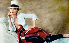 Фотография Кейт Мосс на белом диване