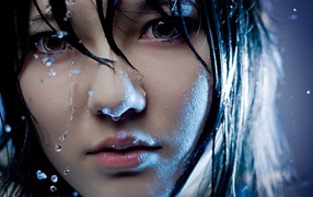 Портрет мокрой брюнетки