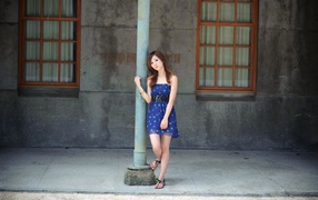 Девушка у столба