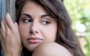 Девушка прижалась к забору