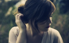 Девушка поправляет волосы