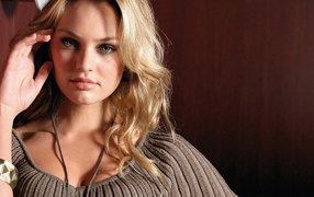 Модель с браслетом на руке