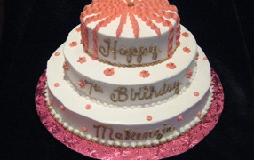  Вкусный торт ко дню рождения на черном фоне