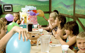 Праздничный стол с гостями на день рождения