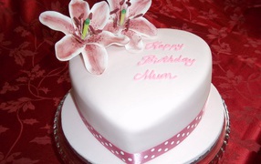 В форме сердца торт ко дню рождения