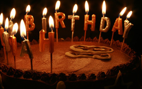 Вкусный торт со свечами