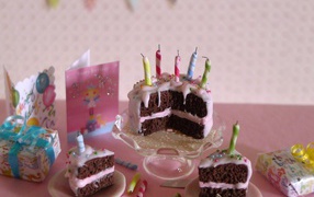 Розовый нарезанный торт на день рождения