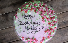 Торт ко дню рождения покрыт цветами