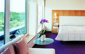 Интерьер спальни с орхидеей