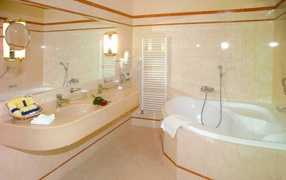 Интерьер кремовой ванной комнаты