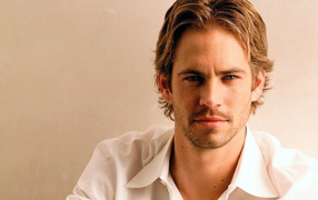  Известный актер Пол Уокер на белом фоне