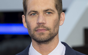 Пол Уокер в синем костюме