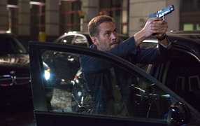 Пол Уокер с пистолетом