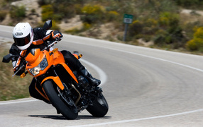 Мотоцикл Z750 на шоссе