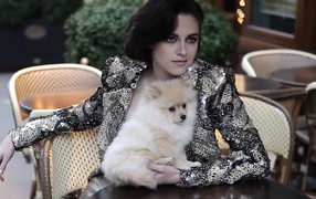 Актриса Кристен с собакой