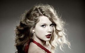 Actress Taylor swift with curls