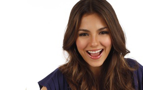 Актриса Виктория смеется