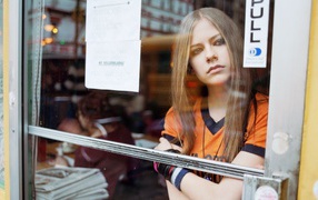 Девушка смотрит в окно