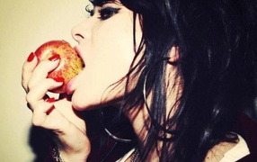 Alex Hepburn ест яблоко