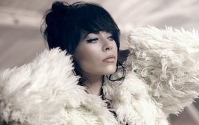 Alex Hepburn в белой шубке