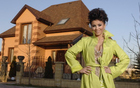 Ани Лорак около загародного домика