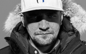 Баста в белой шапочке