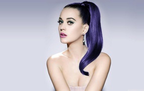 Красивая певица Кэти Перри на светлом фоне