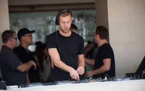Calvin Harris в наушниках