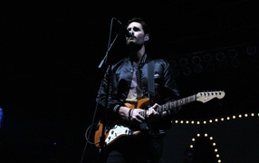 Фронтмен Capital Cities поет