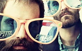 Capital Cities в очках