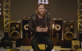 David Guetta около аппаратуры